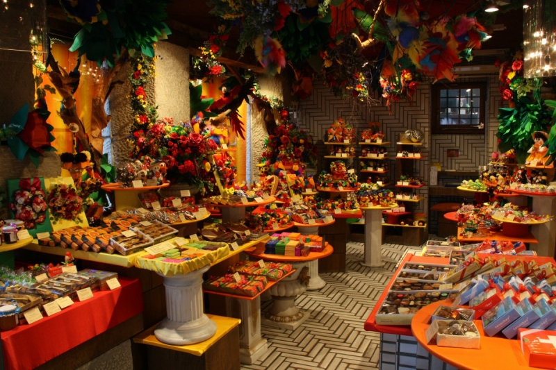 vitrine-PUGET SUR ARGENS-min_candy_store_chocolate_shop_chocolate_switzerland-393515