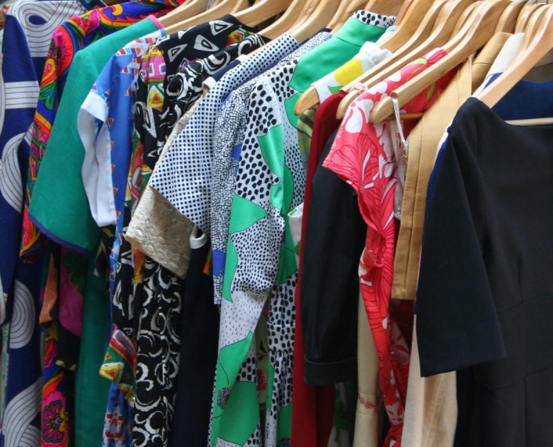 vitrine-PUGET SUR ARGENS-min_dresses_apparel_clothing_clothes_clothes_hangers_wooden_hangers_retail_shop_closet-1149845