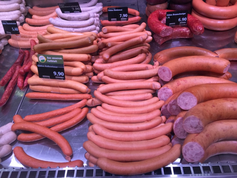 vitrine-PUGET SUR ARGENS-min_sausages_meat_butchery-1069321