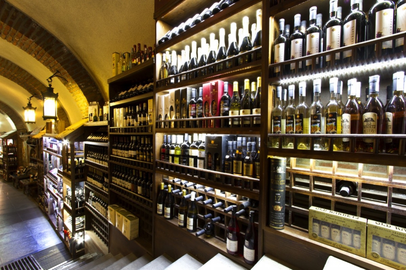 vitrine-PUGET SUR ARGENS-min_world_street_travel_shop_canon_georgia_wine_bottles-429767
